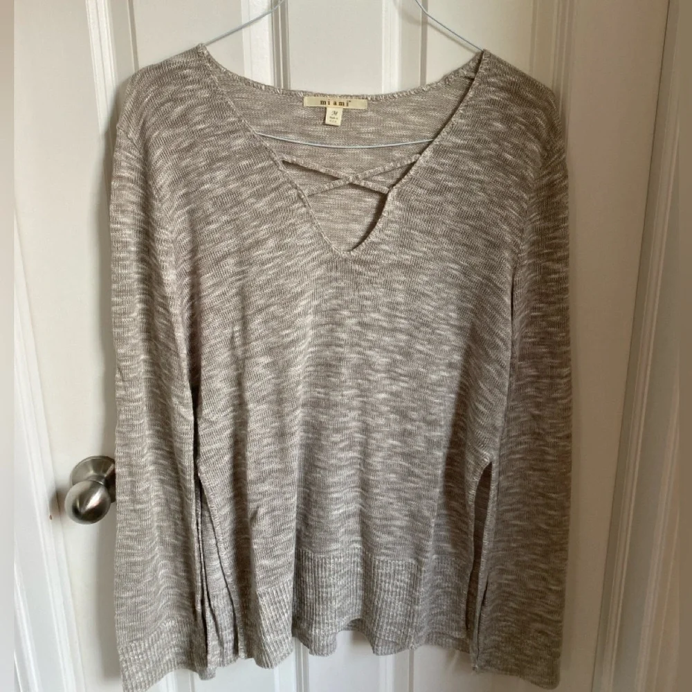 Francesca’s Miami Heathered Grey Criss Cross Flowy Split Hem Sweater 2016 Core